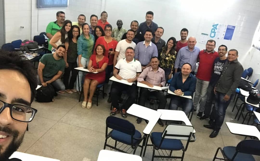 Alunos da especialização recebem visita do presidente do CRA-CE