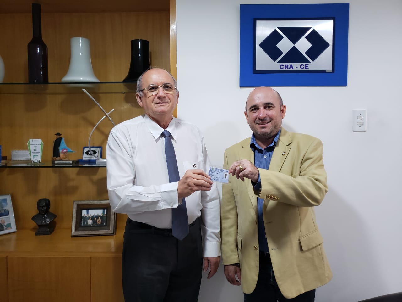 Administrador remido recebe carteira profissional