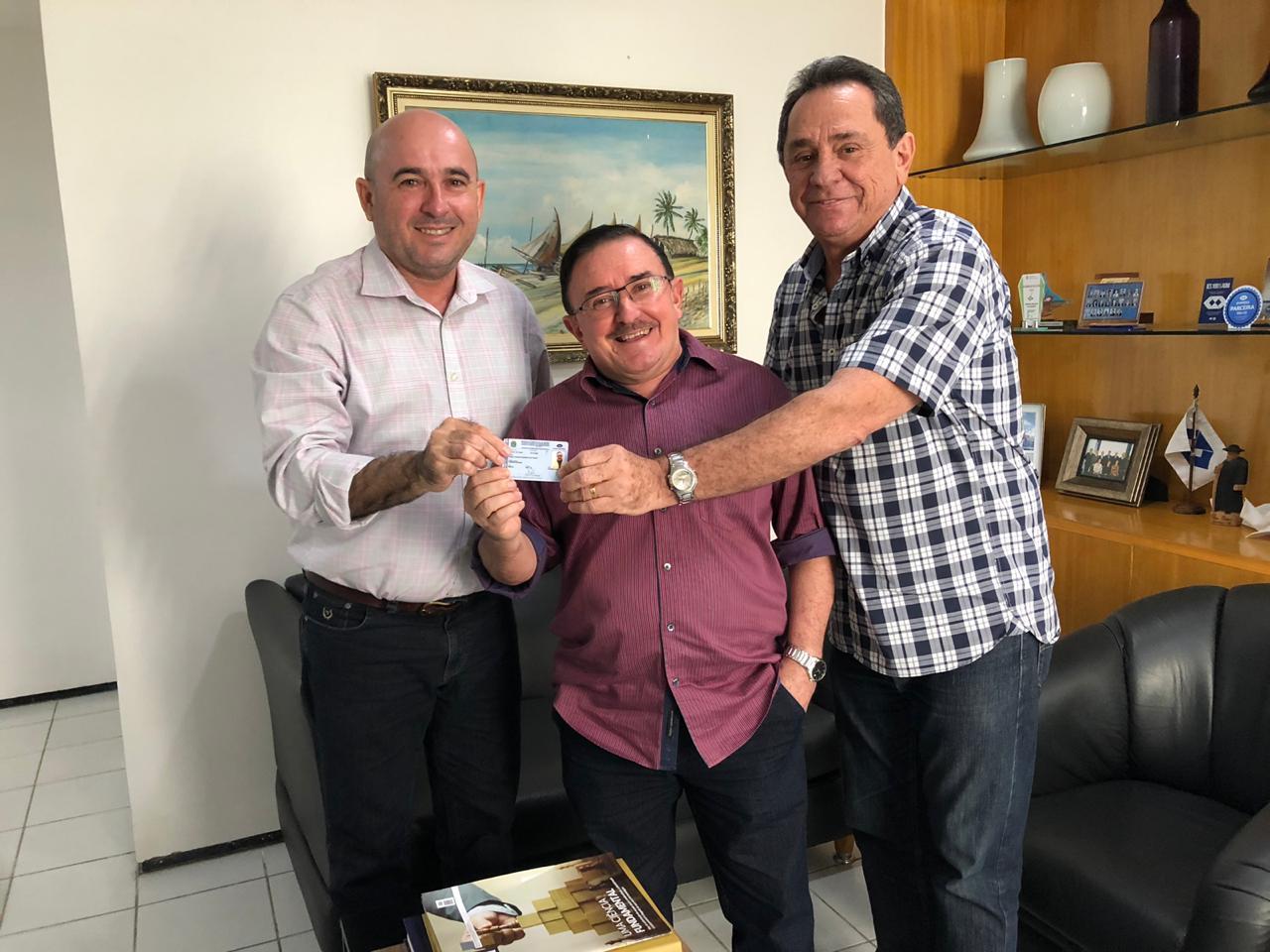 Adm. Paulo Pinho renova carteira profissional