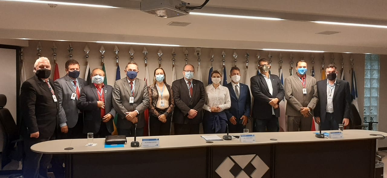 Pelo CFA, Adm. Rogério Cristino participa de Direx em Brasília