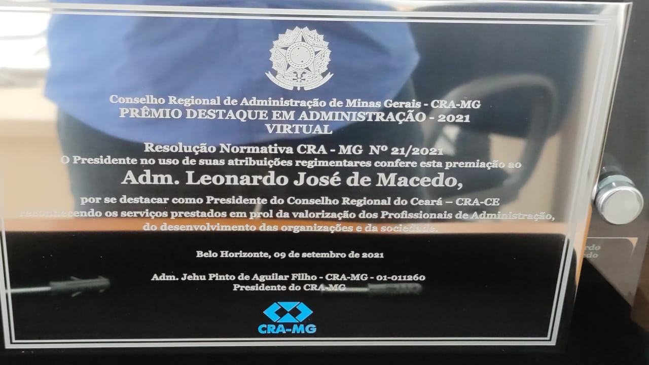 Presidente do CRA-CE recebe comenda Destaque em Administração