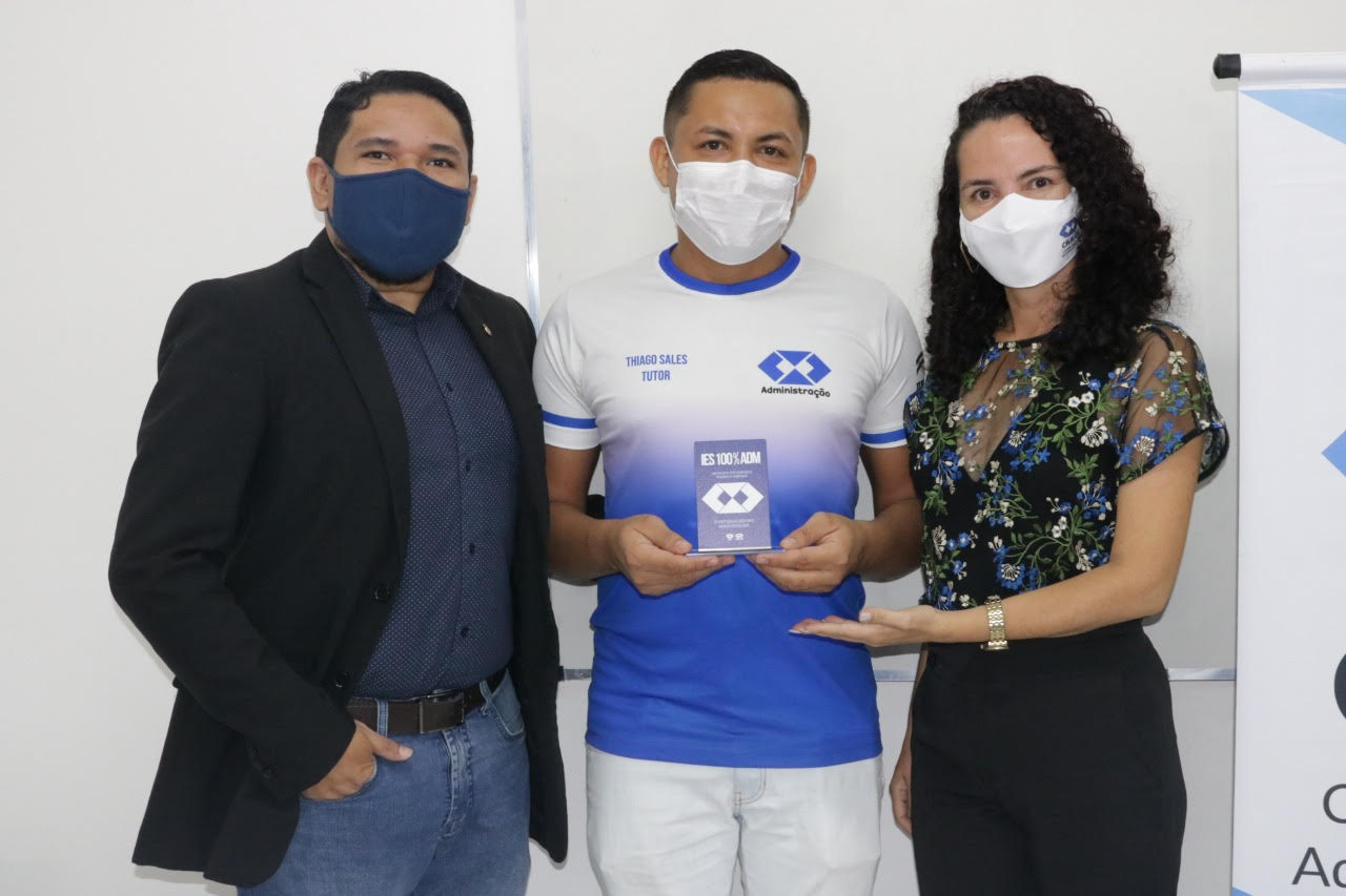 Instituição de ensino de Itapajé recebe troféu IES 100% ADM