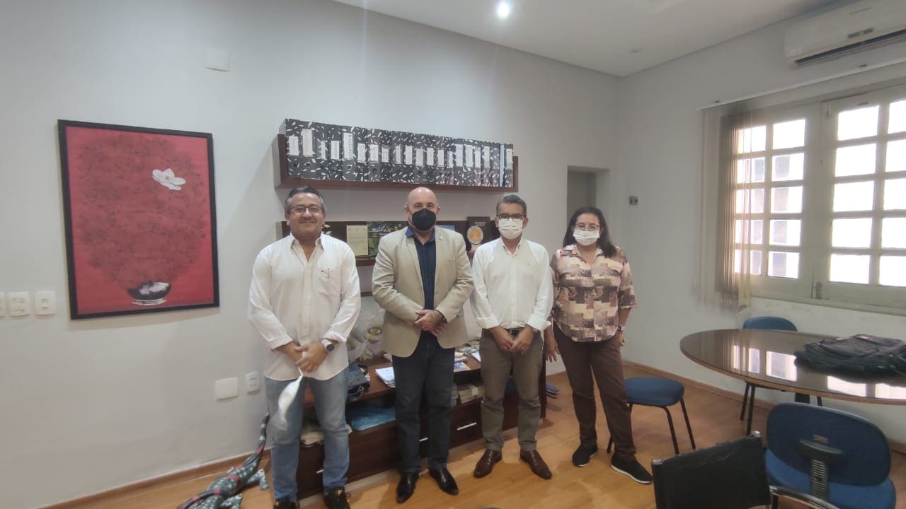 Presidente Leonardo Macedo assina termo de contratação de 200 bolsas de pós-graduação com a Urca