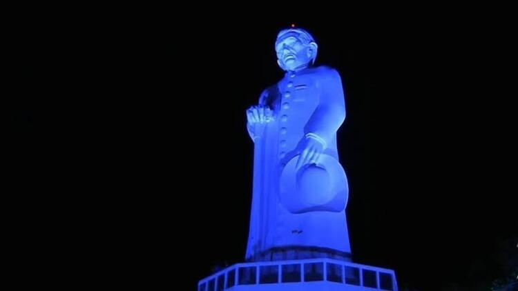 Padre Cícero ficou iluminado de azul em homenagem ao Dia do Administrador