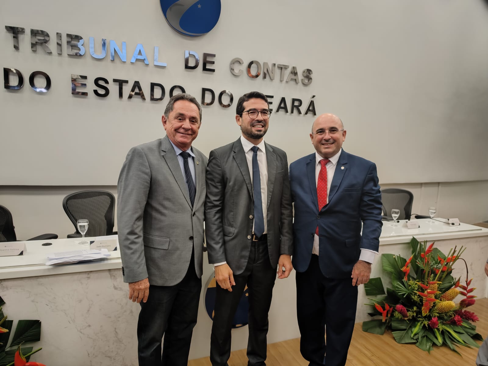 Presidentes do CFA e do CRA-CE prestigiam posse do novo presidente do TCE-CE