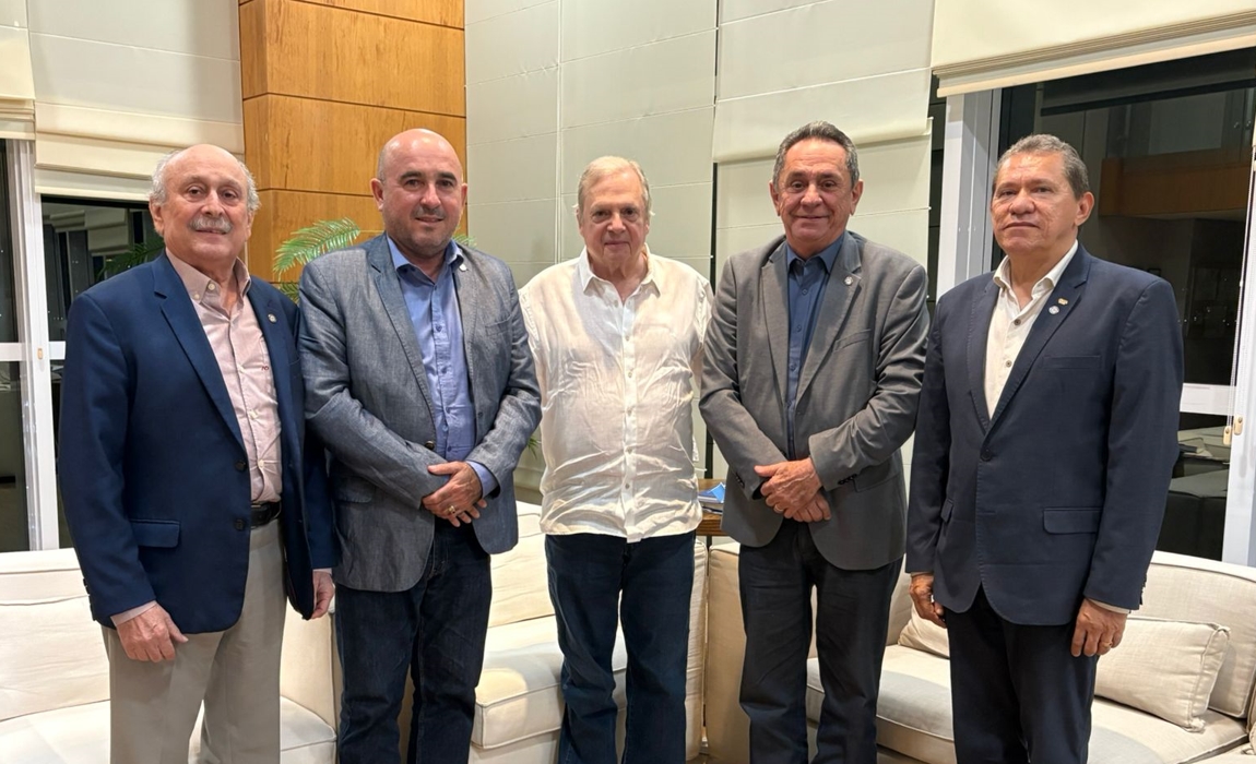 Adm. Tasso Jereissati recebe comissão do CFA e do CRA-CE