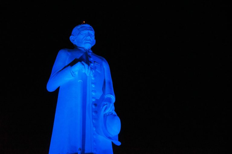 Estátua de Padre Cícero ganha iluminação azul em homenagem aos 60 anos da Administração